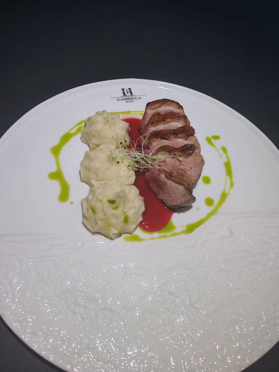 Piept de Rață și piure cu trufe,sos de fructe de pădure  /1 Bucată (400 GR)